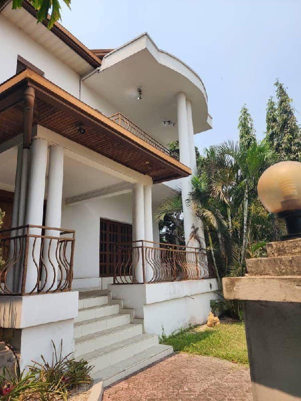 Grande parcelle avec appartement à Ngaliema